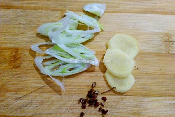 芹菜炒鸡肉的做法图解3