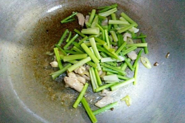 芹菜炒鸡肉的做法图解6