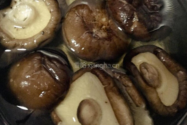 香菇煲鸡汤的做法图解2