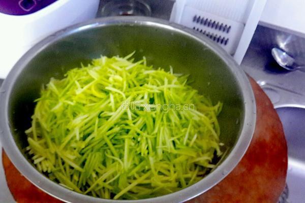 西葫芦鸡蛋馅饺子的做法图解2