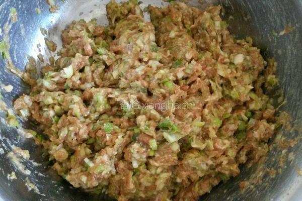 豆角肉馅饺子的做法图解2