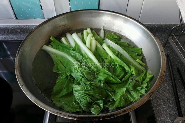小白菜炒肉的做法图解1