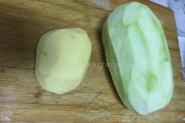 土豆炖茄子的做法图解1