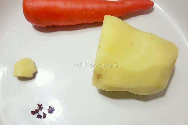 胡萝卜炒土豆的做法图解1