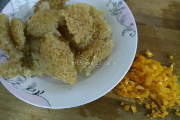 咸蛋黄柴火饭锅巴的做法图解2