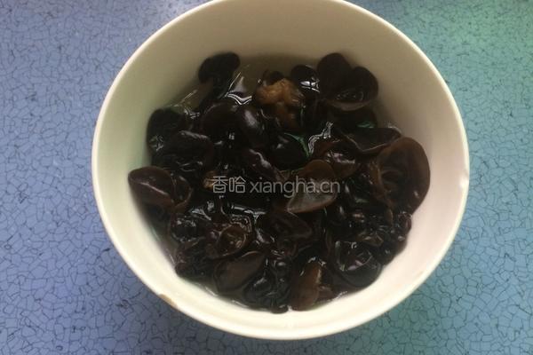 芹菜木耳炒肉的做法图解1
