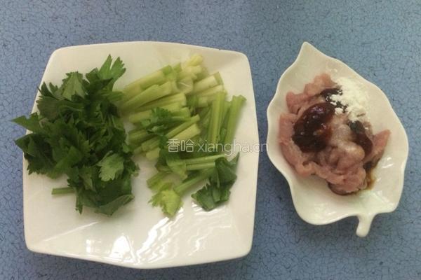 芹菜木耳炒肉的做法图解3