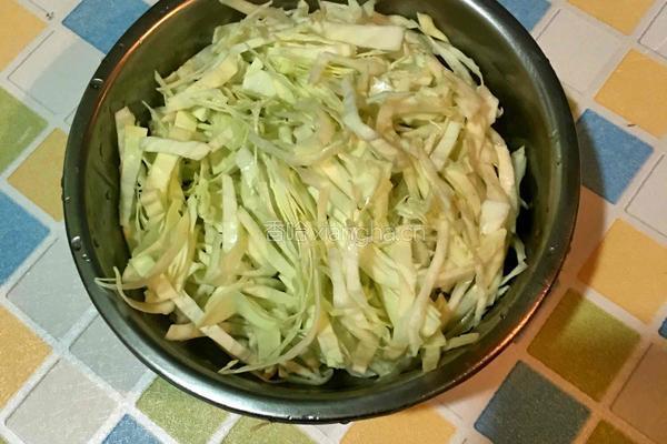 卷心菜炒饭的做法图解2