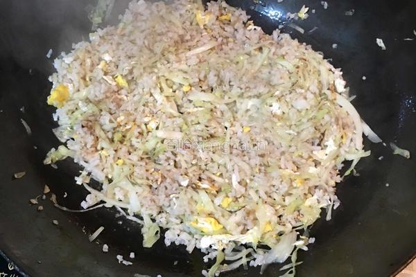 卷心菜炒饭的做法图解6