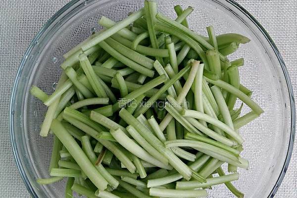 凉拌红薯梗的做法图解1
