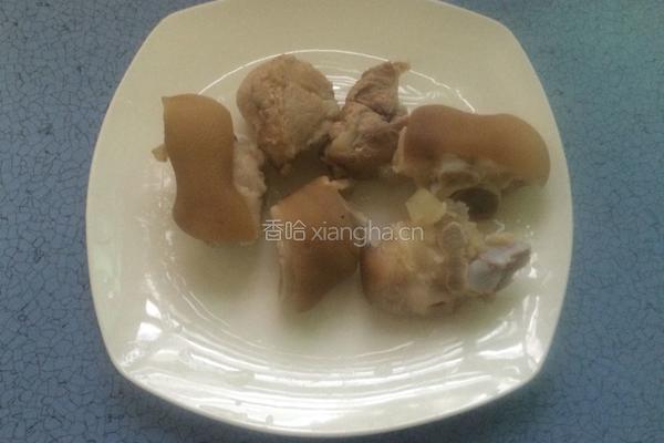 甜玉米猪手汤的做法图解2