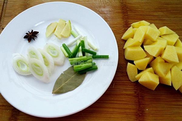 土豆炖牛腩的做法图解2