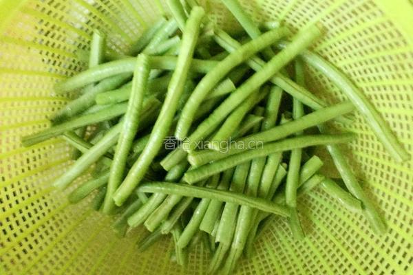 肉炒豇豆的做法图解2