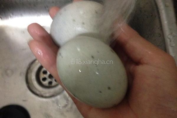 皮蛋拌豆腐的做法图解2