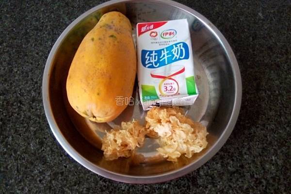 木瓜银耳炖牛奶的做法图解1