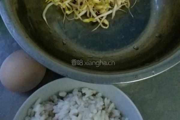 绿豆芽蛋炒饭的做法图解1