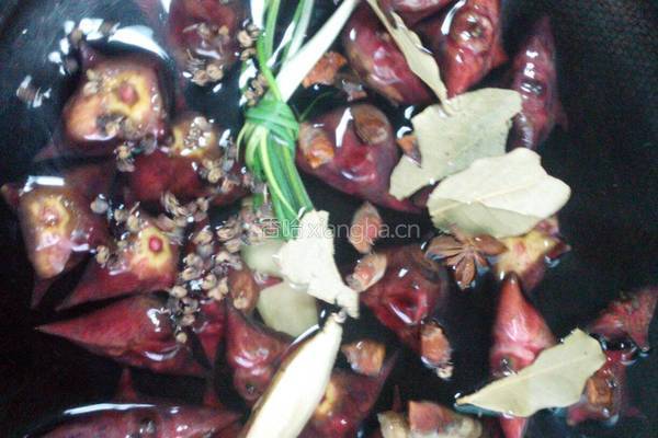 煮菱角的做法图解3