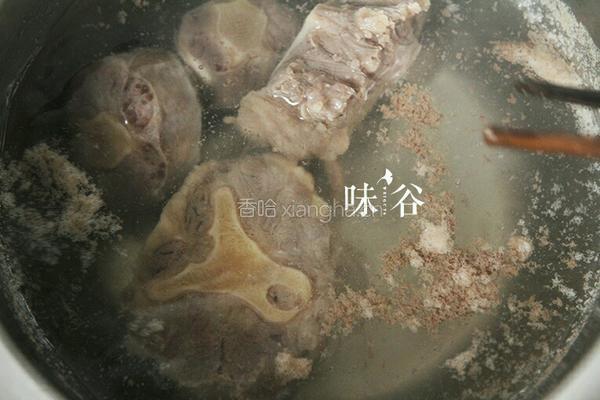 杜仲花生牛尾汤的做法图解2