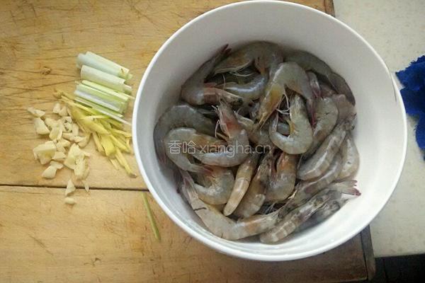 耗油酥虾的做法图解1