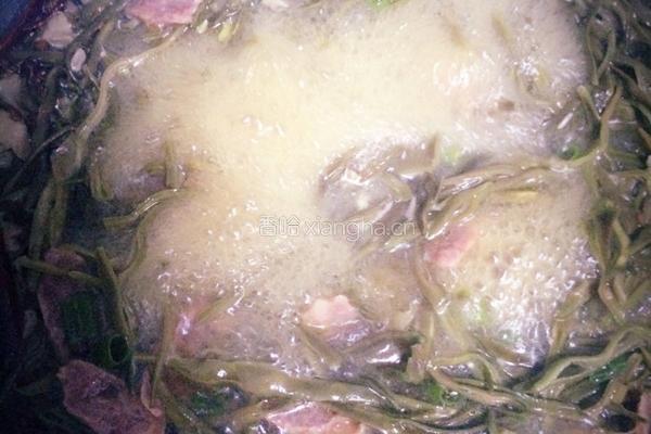 腊肠炖干豆角的做法图解15