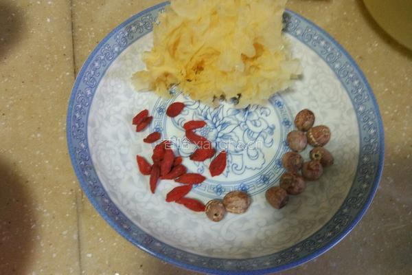燕窝银耳莲子羹的做法图解3