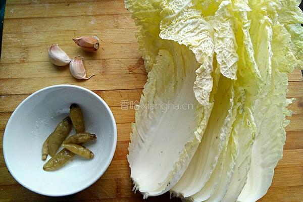 泡椒白菜的做法图解1