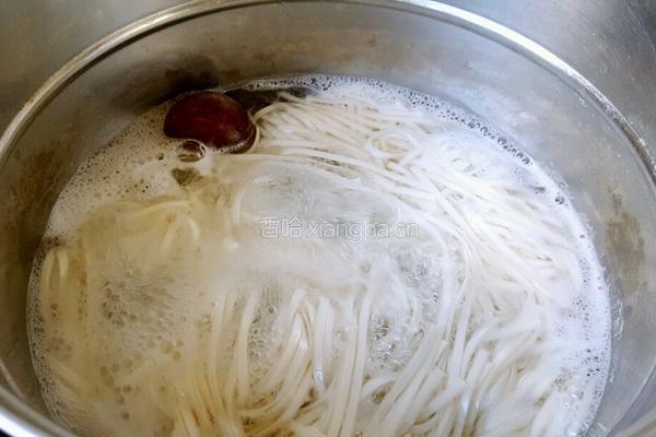 海鲜汤面的做法图解1
