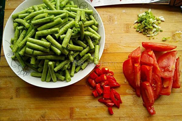 西红柿炒豆角的做法图解2
