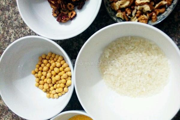 核桃大米红枣豆浆的做法图解1