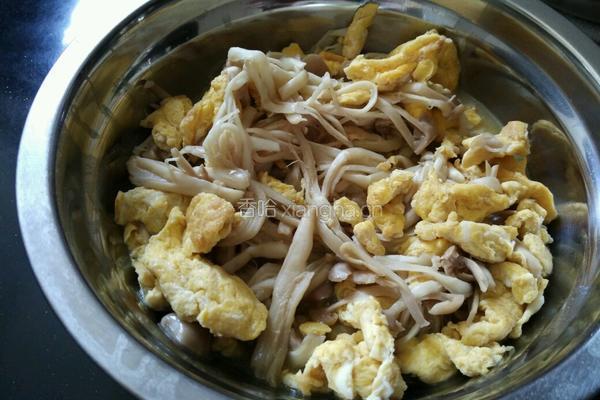 海鲜菇炒鸡蛋的做法图解7