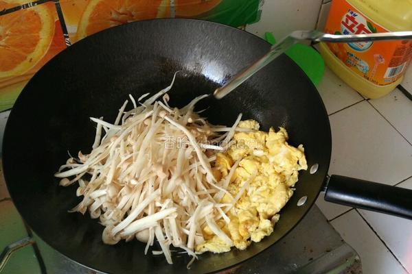 海鲜菇炒鸡蛋的做法图解6