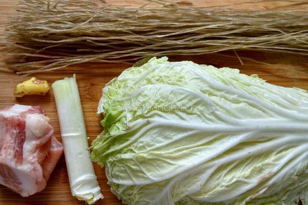 猪肉炖粉条的做法图解1