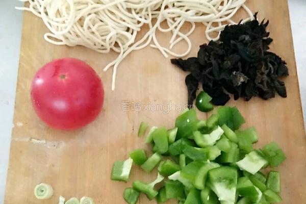 西红柿鸡蛋木耳面条的做法图解1