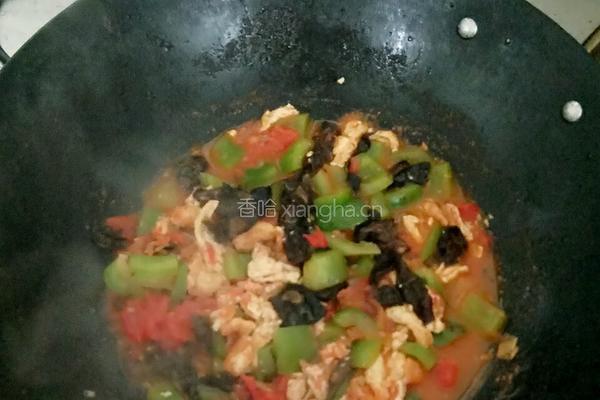 西红柿鸡蛋木耳面条的做法图解5