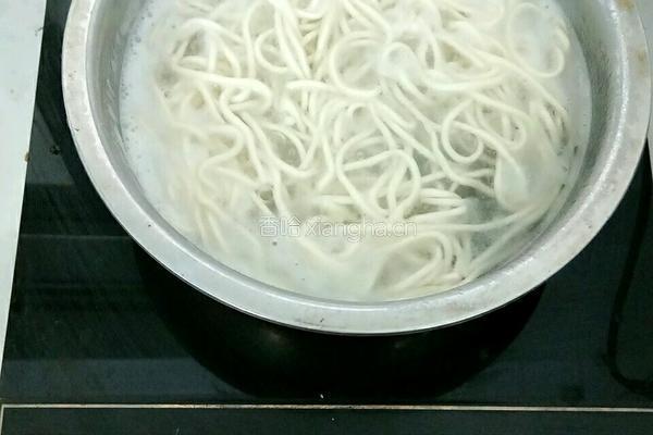 西红柿鸡蛋木耳面条的做法图解6