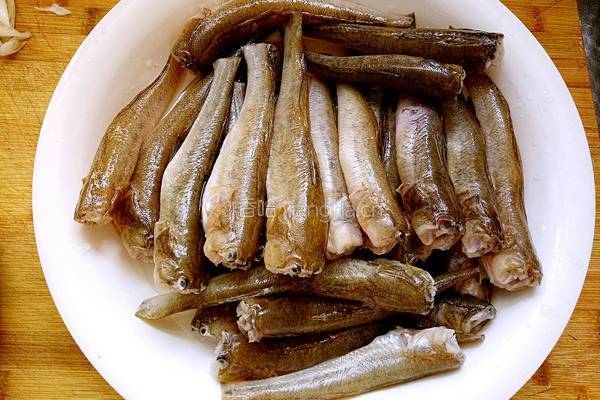软炸小光鱼的做法图解2