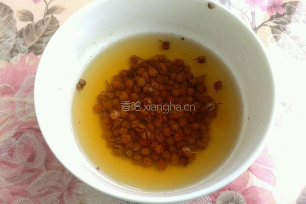 汆鲅鱼丸子的做法图解4