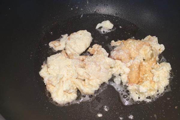 香菜炒鹅蛋的做法图解5