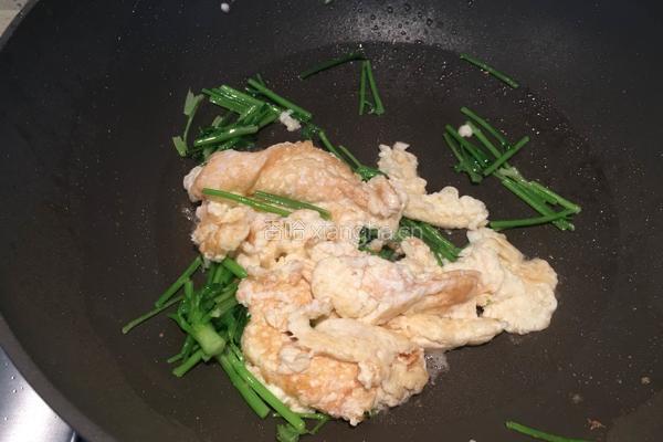 香菜炒鹅蛋的做法图解7