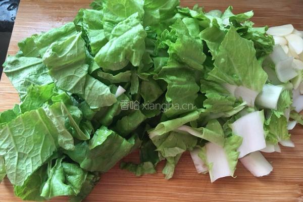 小白菜炒肉的做法图解1