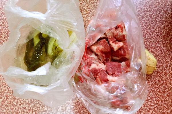 酸菜排骨的做法图解1