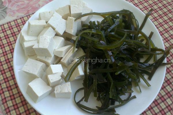 海带炖豆腐的做法图解1
