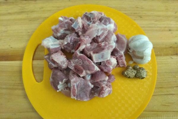 电饭煲焗排骨的做法图解1