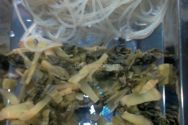 酸菜炒粉条的做法图解2