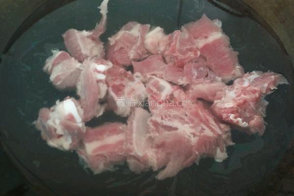 排骨玉米莲藕汤的做法图解2