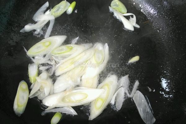 香菇炒鸡腿的做法图解3