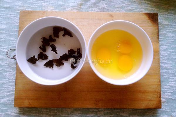 韭菜鸡蛋木耳火腿饺子的做法图解2