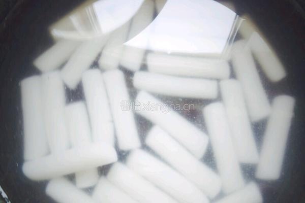 泡菜炒年糕的做法图解3