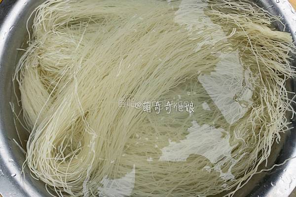 绿豆芽炒面的做法图解3