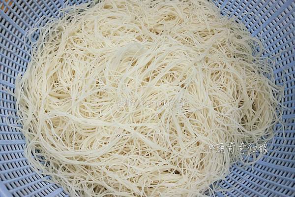 绿豆芽炒面的做法图解4